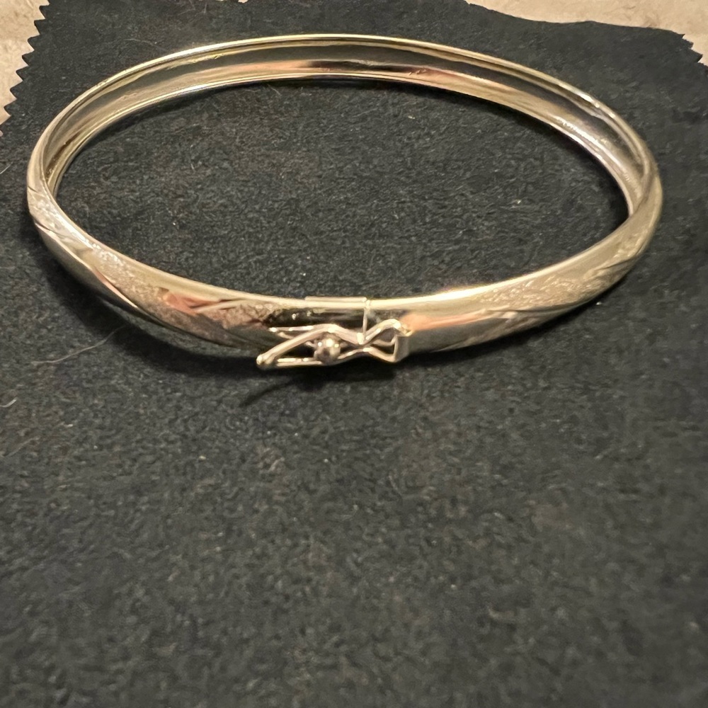 Silver bangle - Picture 5 of 11